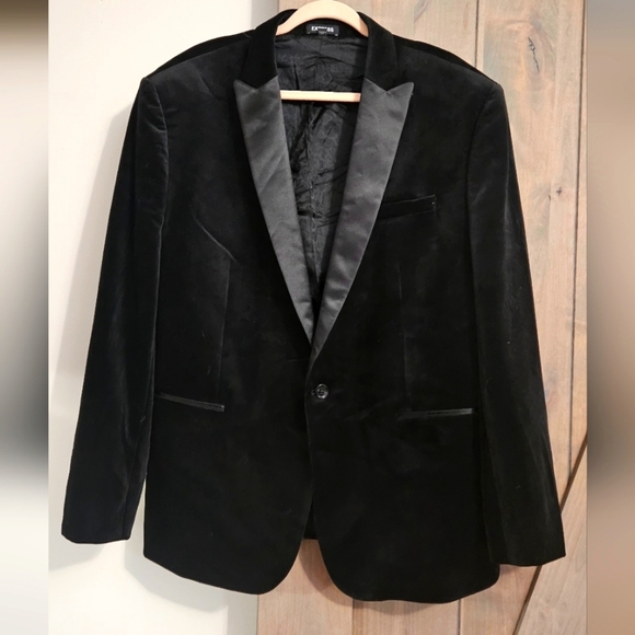 EXPRESS Black velvet tuxedo blazer slim fit. Size 48R - Picture 2 of 15